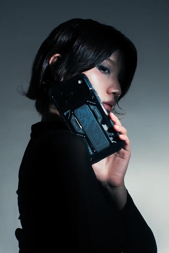 Etui za telefon z vgrajenim magnetnim obročem Skinarma Helion iPhone 17 Pro Max SK.2025PP6.9.HELO.GRA črna