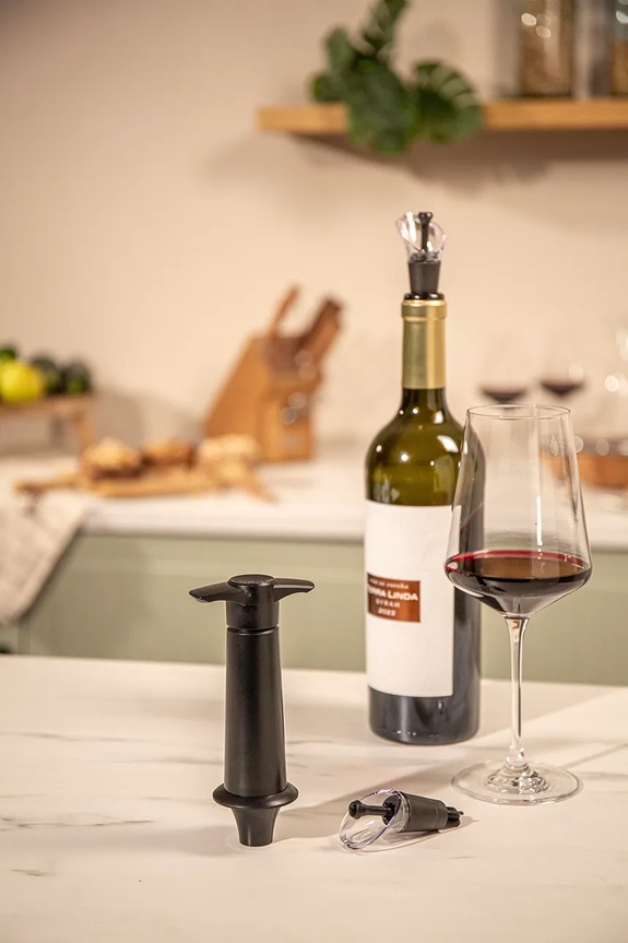 Vacu Vin pompă de vid pentru vin cu turnător și dop Wine Server & Saver 7,3 x 4,5 x 13,4 cm 06824606. negru AA00