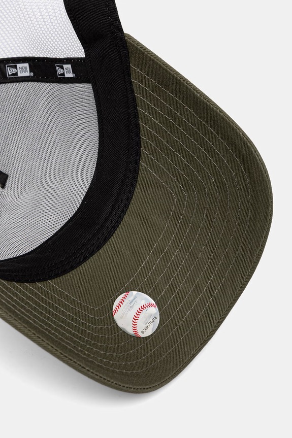 New Era čiapka so šiltom bavlnená LEAGUE ESSENTIAL 9FORTY® EF TRUCKER zelená 60675517