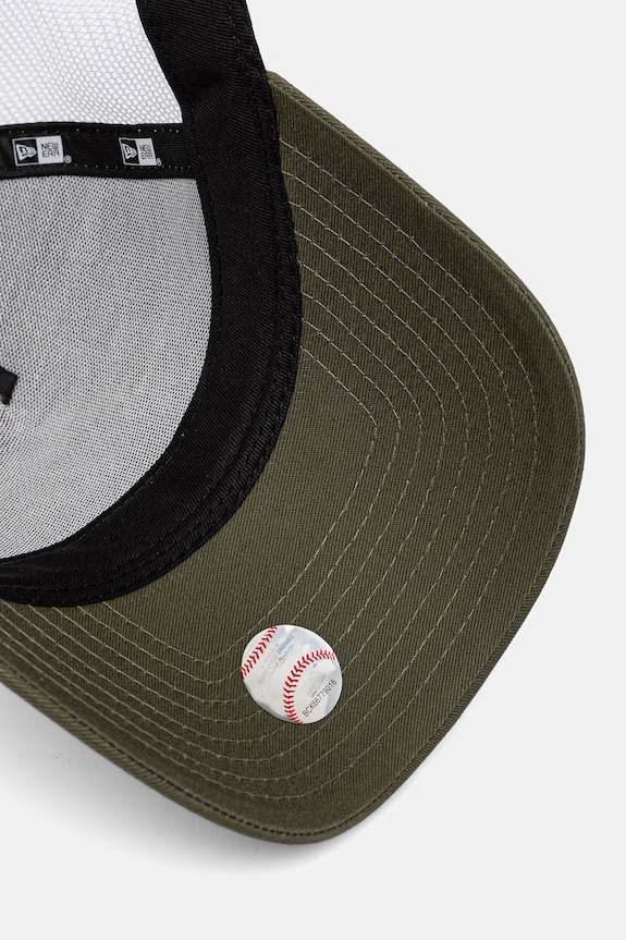 New Era čiapka so šiltom bavlnená LEAGUE ESSENTIAL 9FORTY® EF TRUCKER zelená 60675517