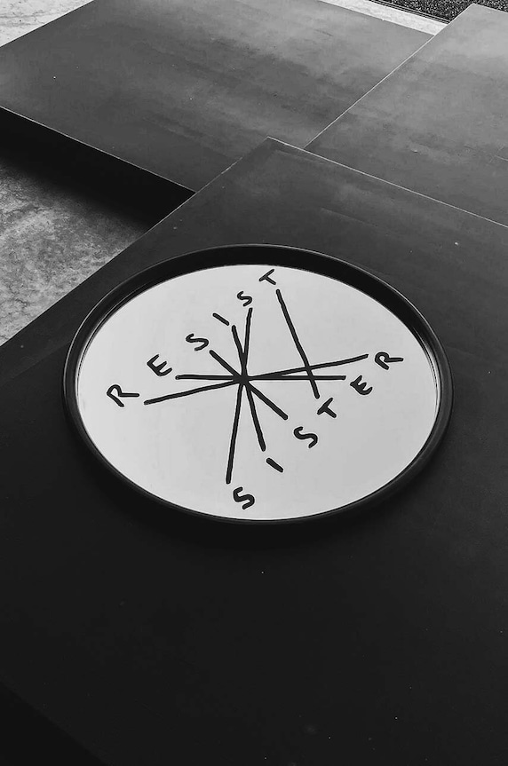 Seletti oglinda de perete Resist Sister negru 17061