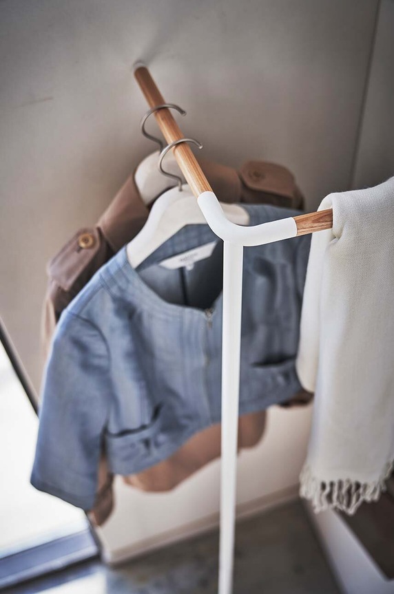 Γωνιακό ράφι ρούχων για εξωτερικά ενδύματα Yamazaki Tower λευκό 5550