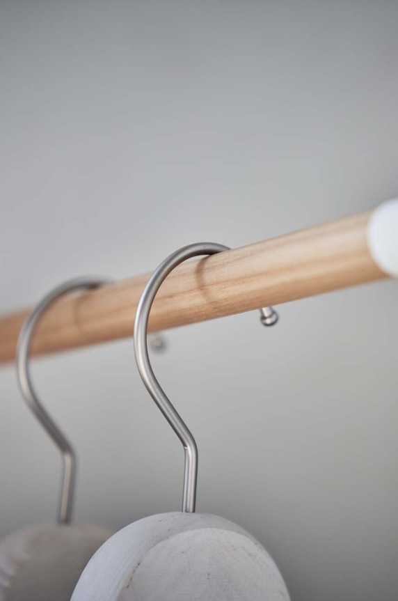 Γωνιακό ράφι ρούχων για εξωτερικά ενδύματα Yamazaki Tower 5550