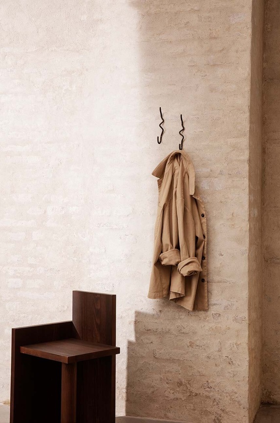 Nástenný vešiak ferm LIVING Curvature Hook M 1104263722 čierna AA00