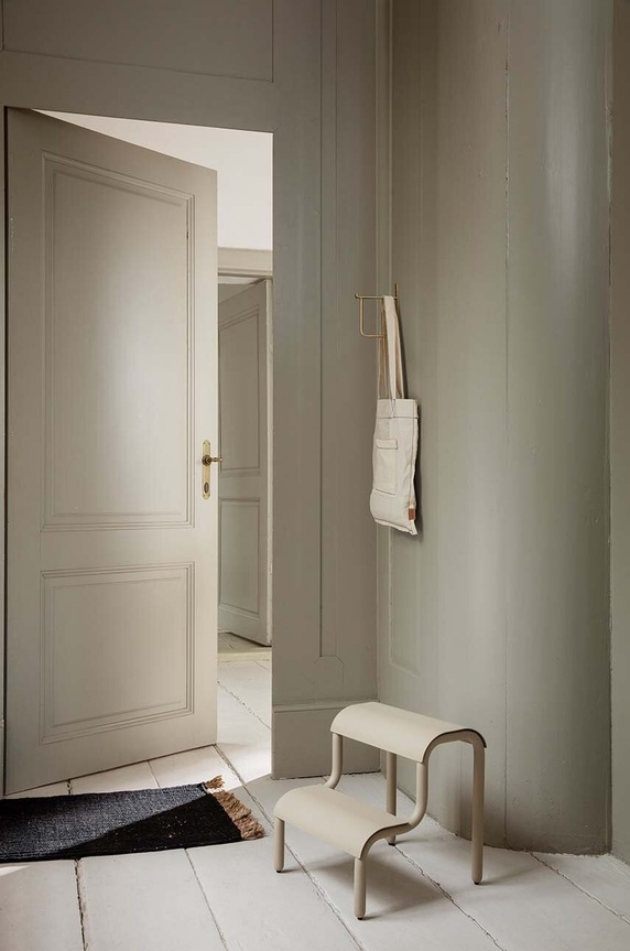 Σκαμπό ferm LIVING Up Step Stool L 1104264056 μπεζ AA00