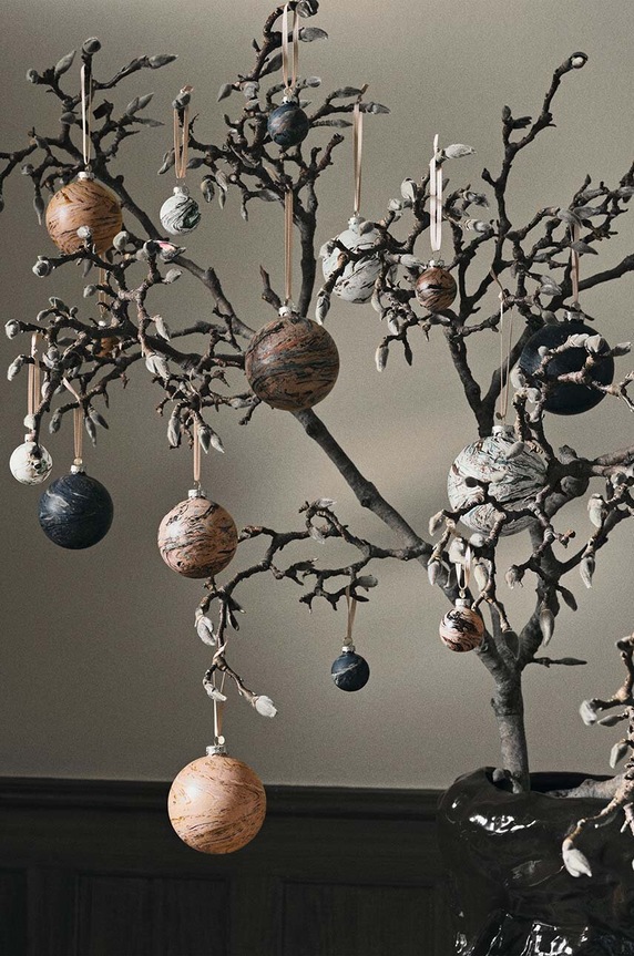 Lifestyle Set kuglica za bor ferm LIVING Marble Baubles M 4-pack 1104267189 šarena