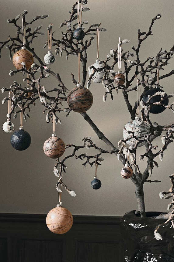 Lifestyle Set kuglica za bor ferm LIVING Marble Baubles M 4-pack 1104267189 šarena