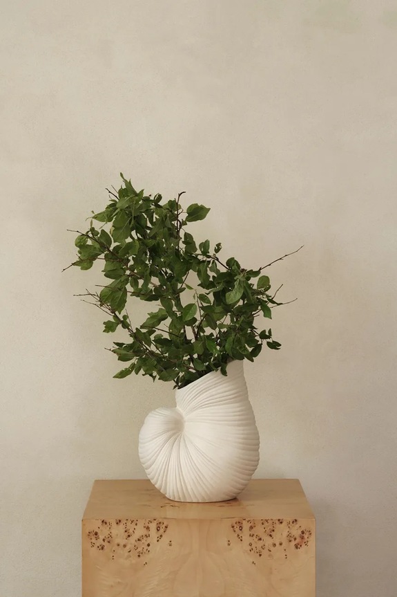 Декоративна ваза ferm LIVING Shell 1104269904 білий AA00