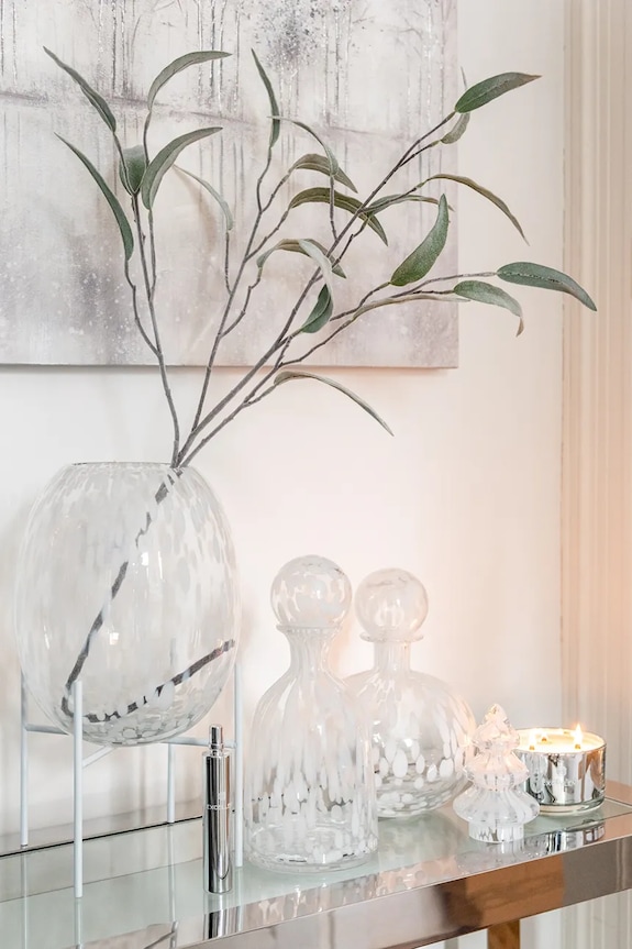 J-Line vază decorativă din sticlă colorată 96619 alb AA00
