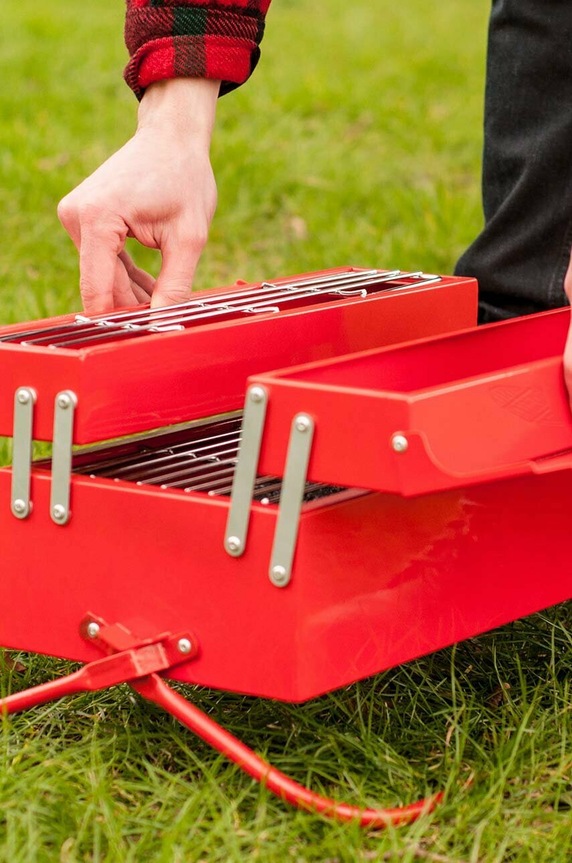 Kompaktní gril Luckies of London BBQ Toolbox SK.BBQTOOL1