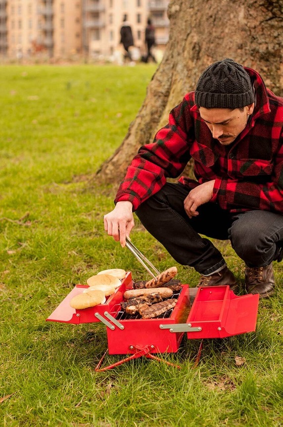 Kompaktní gril Luckies of London BBQ Toolbox SK.BBQTOOL1