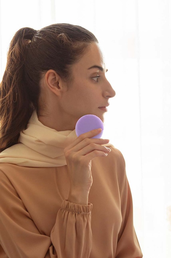 Četka za masažu i čišćenje lica FOREO LUNA™ 4 Go ljubičasta F1337