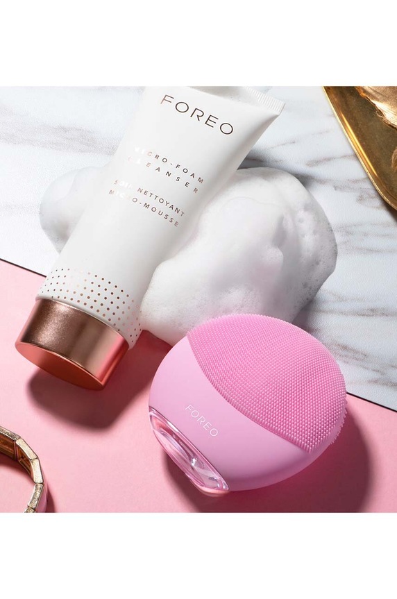 FOREO spazzola per il massaggio e la pulizia della pelle del viso LUNA™ Mini 3 F9427. rosa