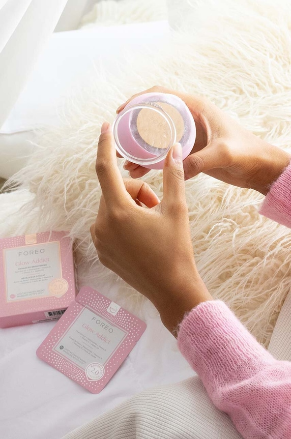 FOREO dispozitiv pentru aplicarea măștilor și terapie cu lumină UFO™ 3 F1511 roz AA00