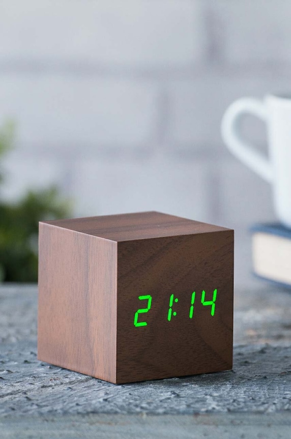 Gingko Design ceas de masă Cube Click Clock GK08G8 maro AA00