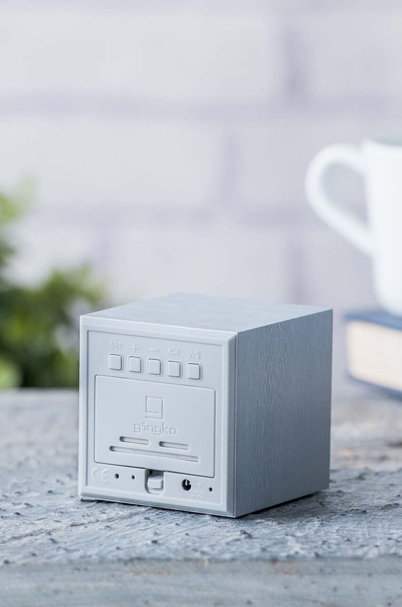 Настолен часовник Gingko Design Cube Click Clock GK08W6 сив
