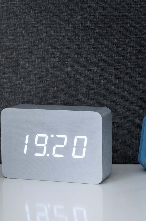 Living și dormitor Gingko Design ceas de masă Brick Click Clock GK15W6 gri