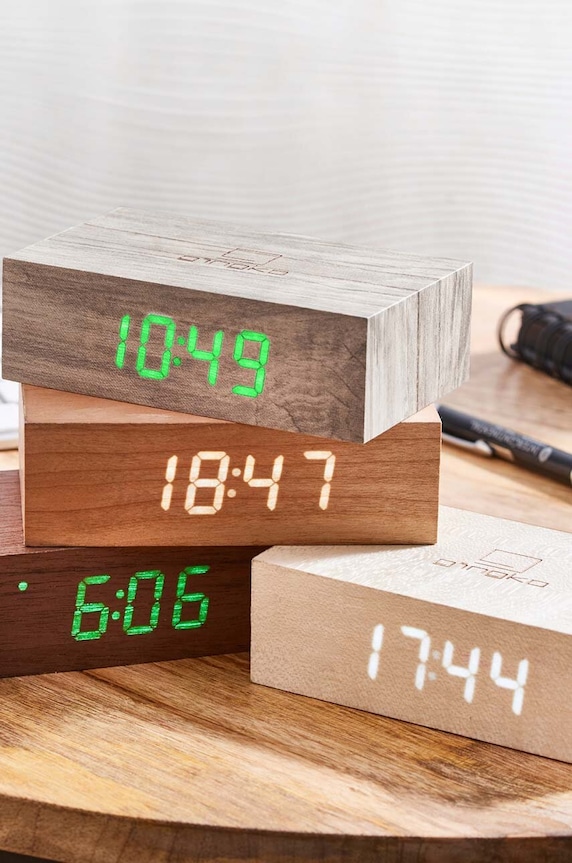 Obývací pokoj a ložnice Stolní hodiny Gingko Design Flip Click Clock G003R8 hnědá