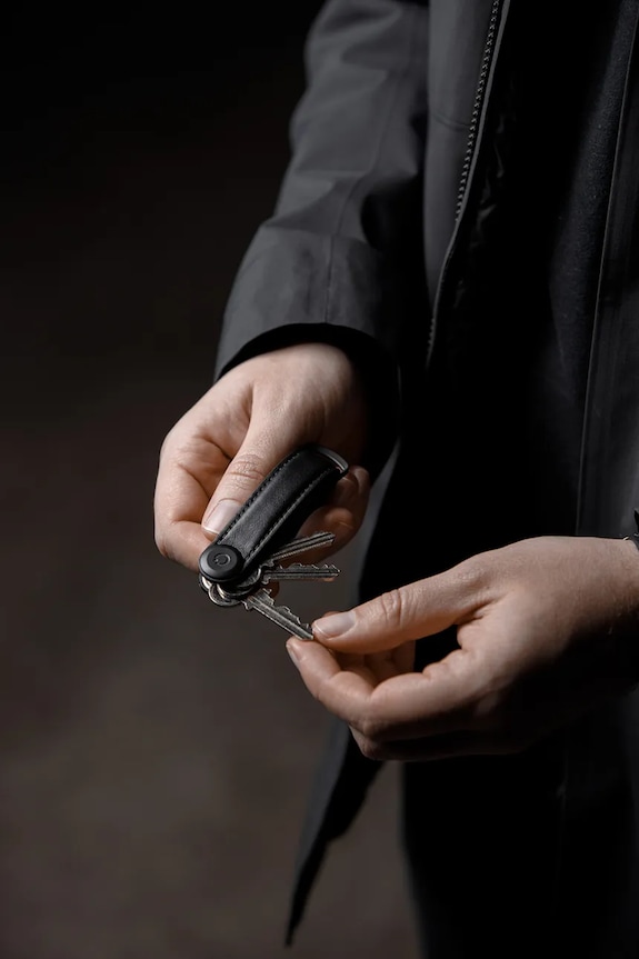 Orbitkey etui na klucze Leather Black 8,5 cm czarny LTHO.2.BKBKBK