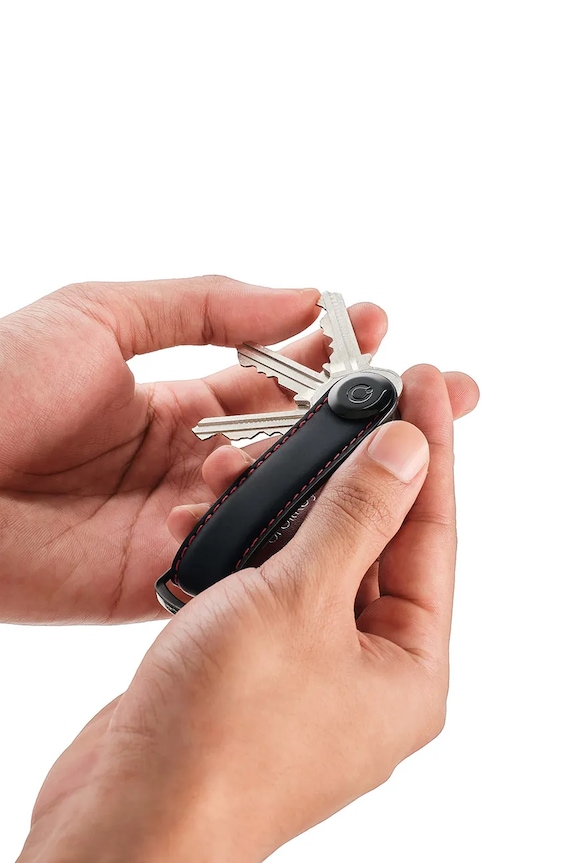 Kožená kľúčenka Orbitkey Matte Leather 8,6 x 2,2 cm čierna KML2.EMB.101