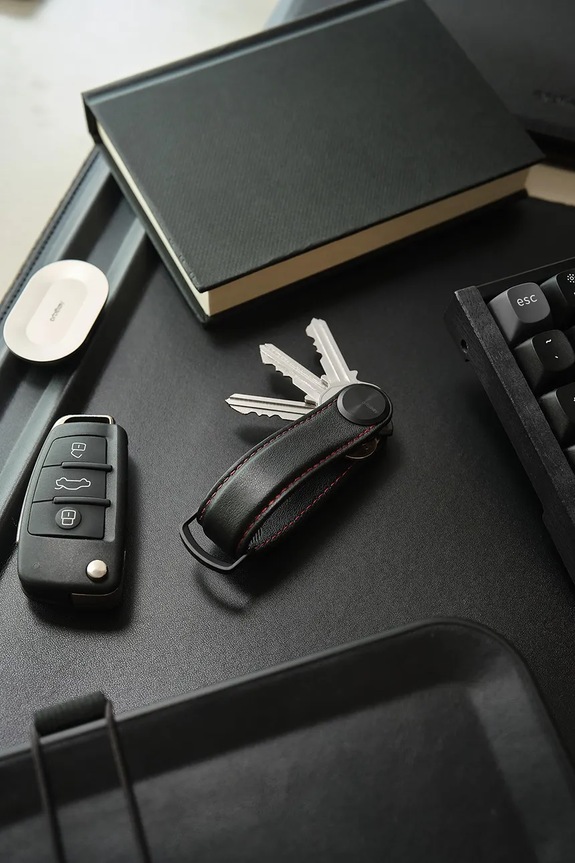 Kožená kľúčenka Orbitkey Pro Leather 9,3 x 3,5 cm čierna KPR1.OBR.101