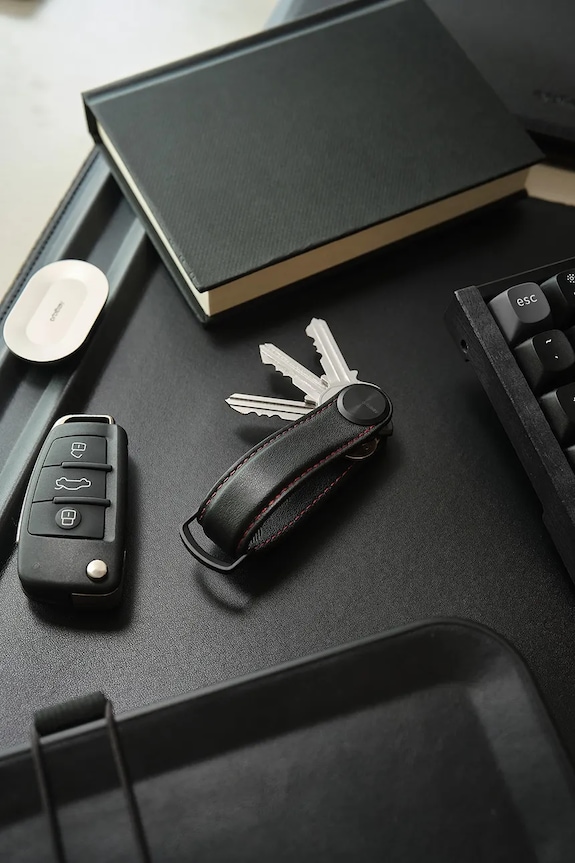 Kožená kľúčenka Orbitkey Pro Leather 9,3 x 3,5 cm čierna KPR1.OBR.101