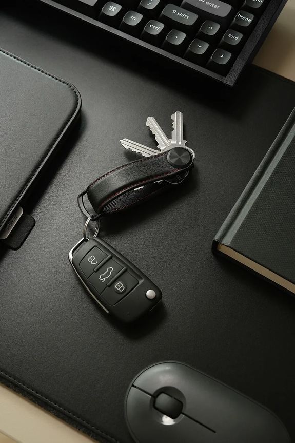 Kožená kľúčenka Orbitkey Pro Leather 9,3 x 3,5 cm KPR1.OBR.101 čierna