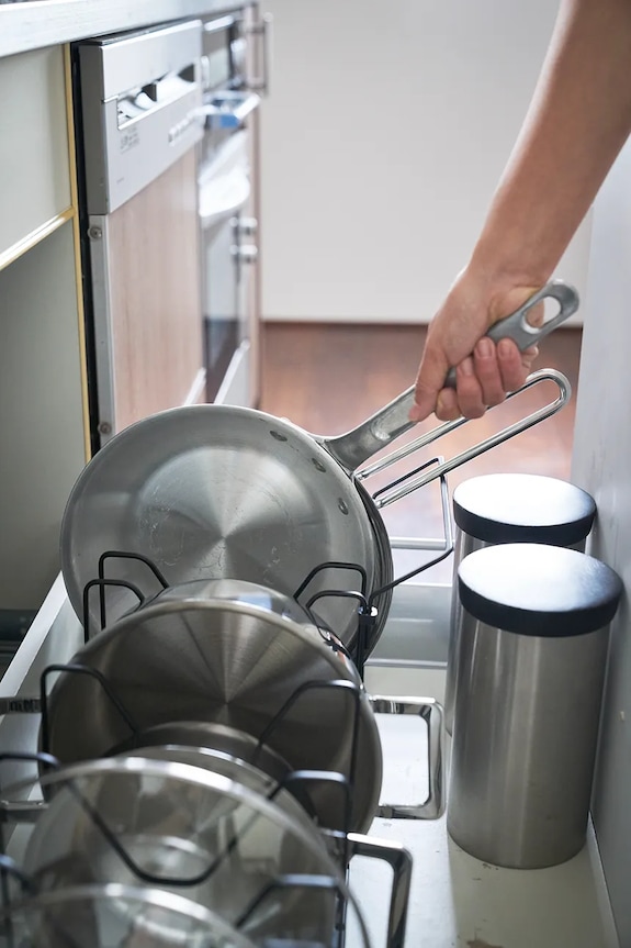 Οργανωτής για καπάκια και τηγάνια, αναδιπλούμενος Yamazaki Tower 45-82 x 20 x 17,5 cm μαύρο 3841