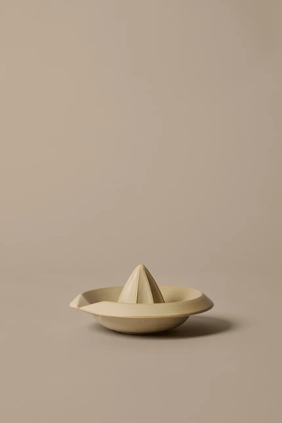 Kuchyňa a bar Ferm Living odšťavovač na citrusy z kameniny 7,5 x 16 cm 1104272481 béžová