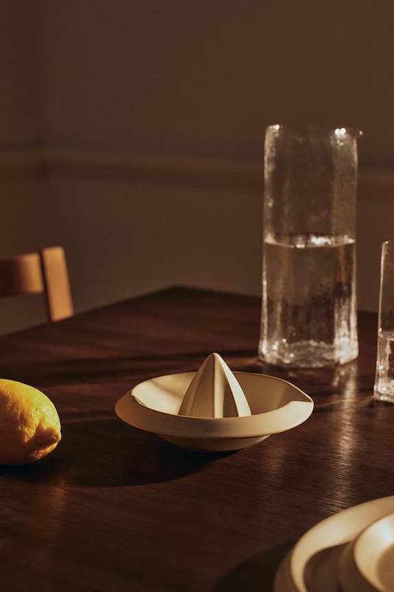 Ferm Living odšťavovač na citrusy z kameniny 7,5 x 16 cm béžová 1104272481