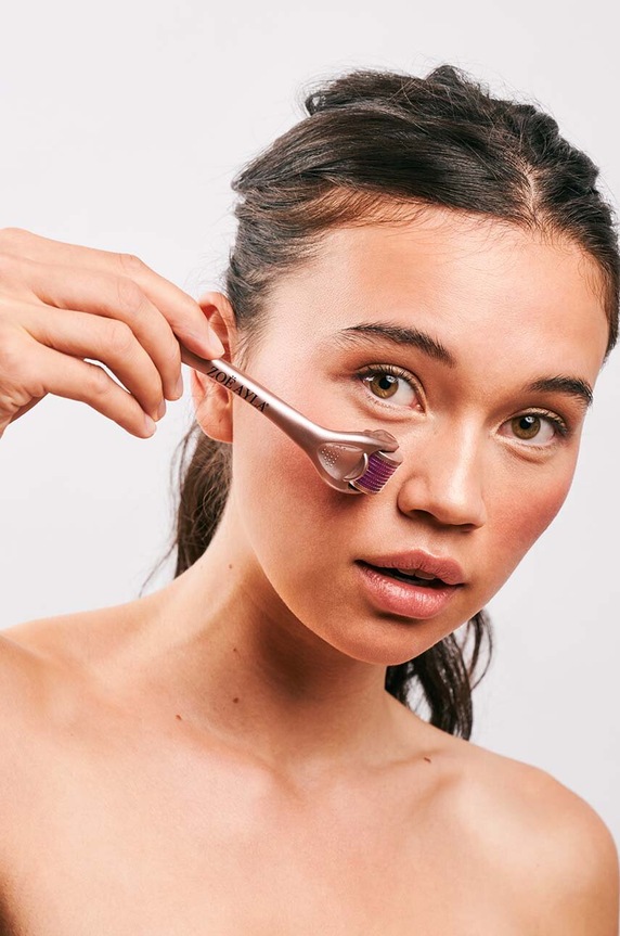 Mikrojehličkový dermaroller Zoë Ayla Micro-Needling Derma Roller MICRO.ROLL růžová