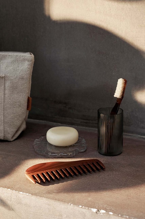 Home SPA Ferm Living grzebień Cairn Comb 1104267458 brązowy