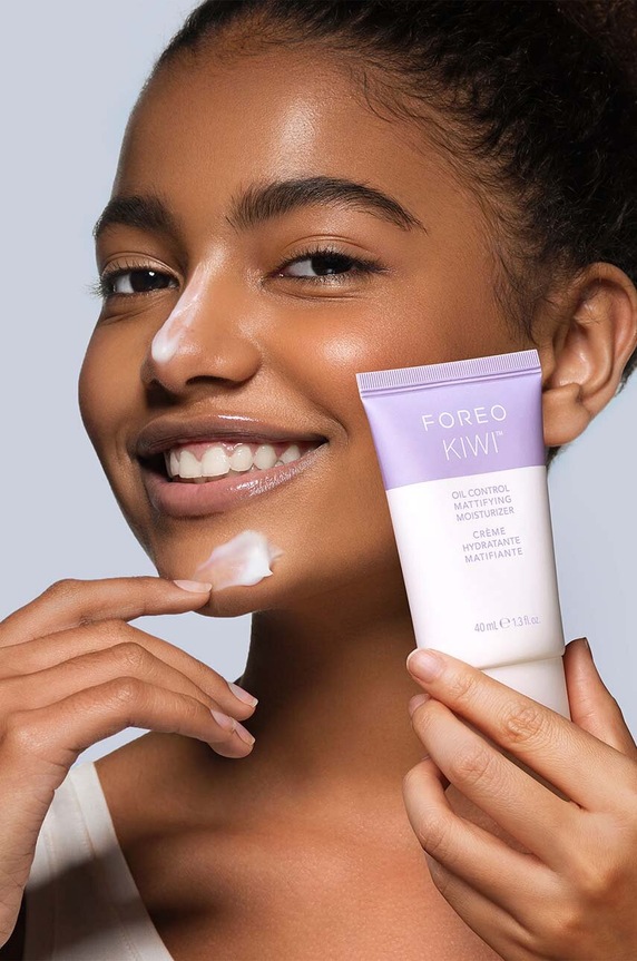 Hydratačný a zmatňujúci krém pre mastnú pleť FOREO KIWI Oil Control Mattifying Moisturizer 40mL F2433 viacfarebná