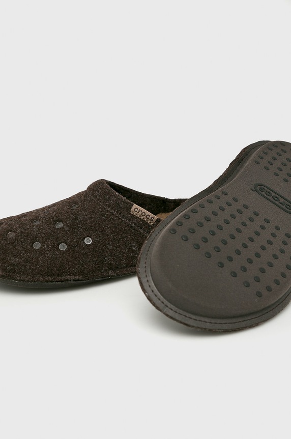 Obuwie Crocs - Kapcie Classic Slipper 203600.CLASSIC.SLIPPER brązowy