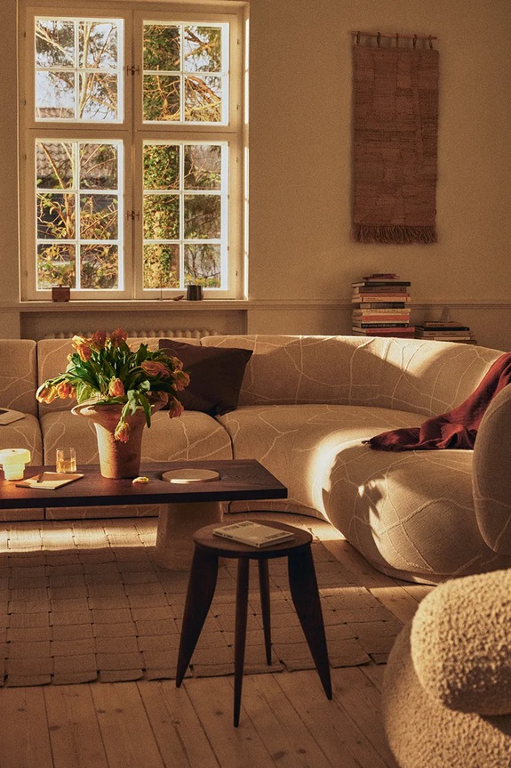 Ferm Living stolík z orechového dreva 45 x 42 x 42 cm hnedá 1104273157