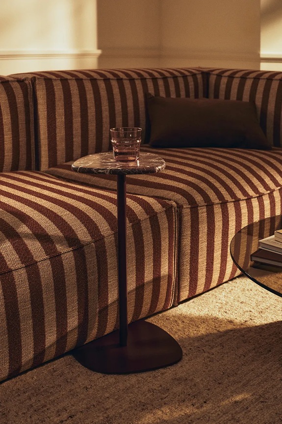 Obývacia izba a spálňa Ferm Living stolík z práškovo lakovanej ocele 56 x 30,6 x 30,4 cm 1104273160 burgundské