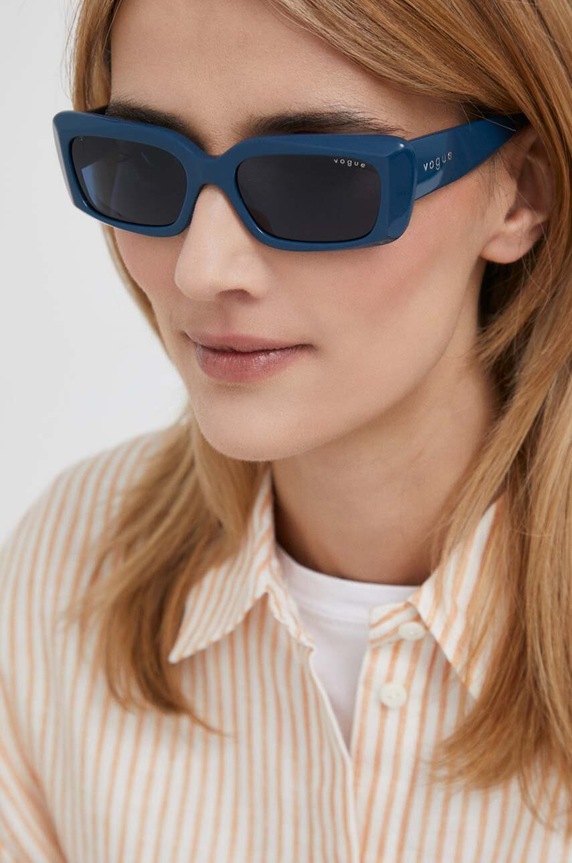 VOGUE okulary przeciwsłoneczne x Hailey Bieber granatowy 0VO5440S