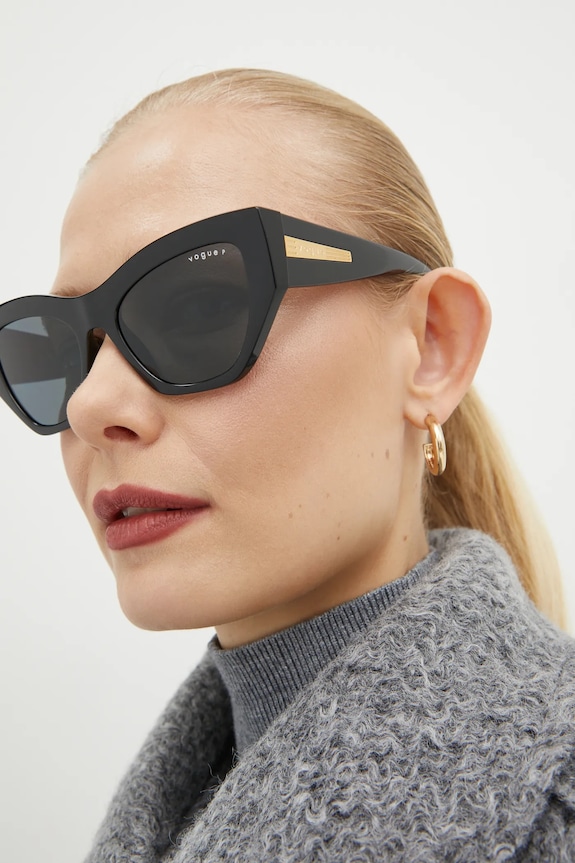 VOGUE occhiali da sole a tinta unita nero 0VO5607S