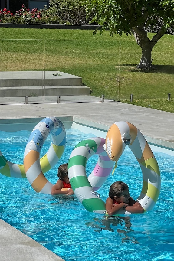 SunnyLife makaron do pływania Giant Inflatable Noodle Poolside Sorbet Stripe S51GINML