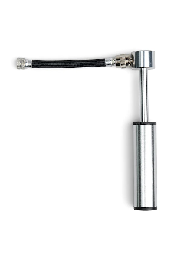 Kompaktní pumpička na kolo Gentlemen's Hardware Mini Bike Pump šedá GEN867UK