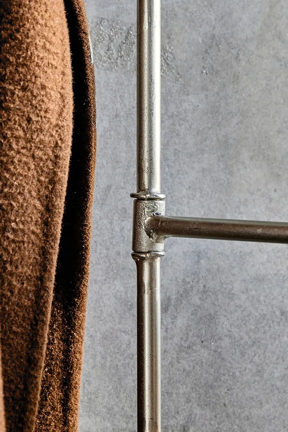 Nástenný vešiak House Doctor HDFlex 70,5 cm sivá 900000086