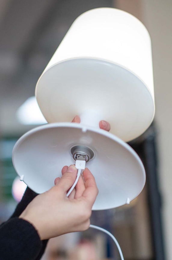 Koziol lampada da tavolo wireless bianco 3799525