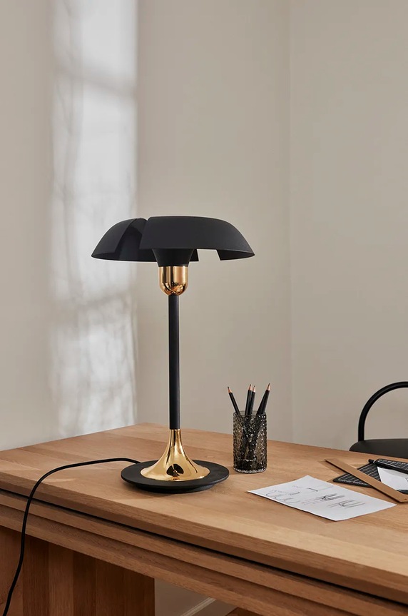 Obývacia izba a spálňa Stolná lampa AYTM Cycnus 507099000014 čierna