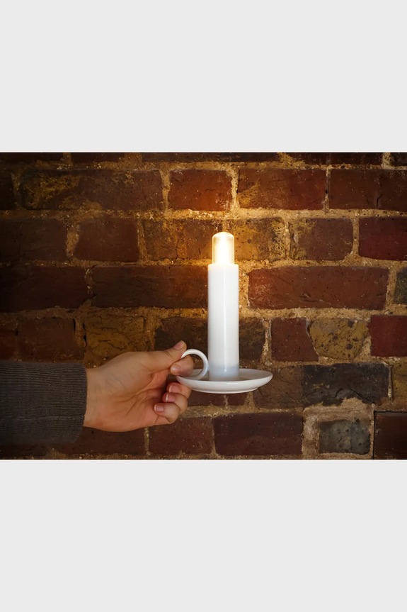 Luckies of London lampa na nočný stolík bezdrôtová z farebného skla biela SK.LIGHTCANDLE3