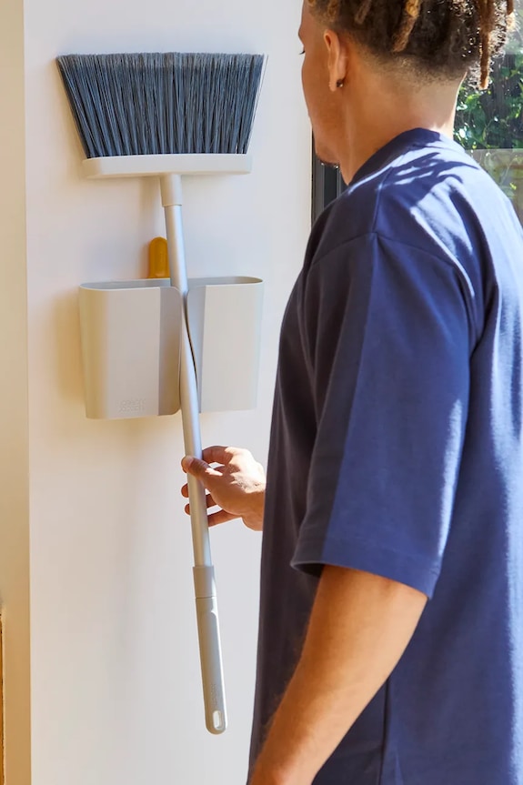 Nástenná nastaviteľná metla na zametanie Joseph Joseph Cleantech 94 x 26 cm 65008