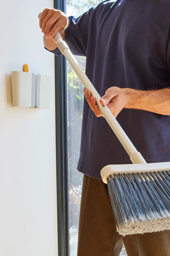 Nástenná nastaviteľná metla na zametanie Joseph Joseph Cleantech 94 x 26 cm 65008