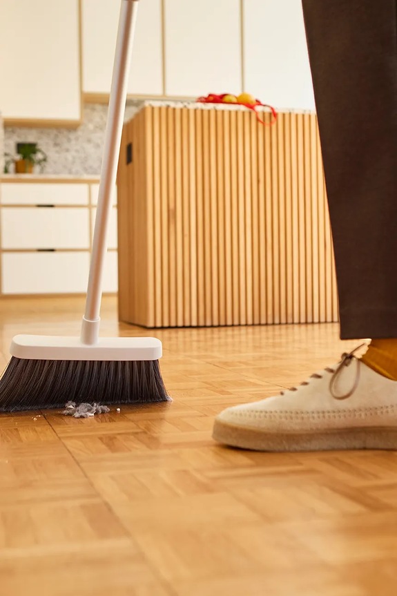 Nástenná nastaviteľná metla na zametanie Joseph Joseph Cleantech 94 x 26 cm 65008