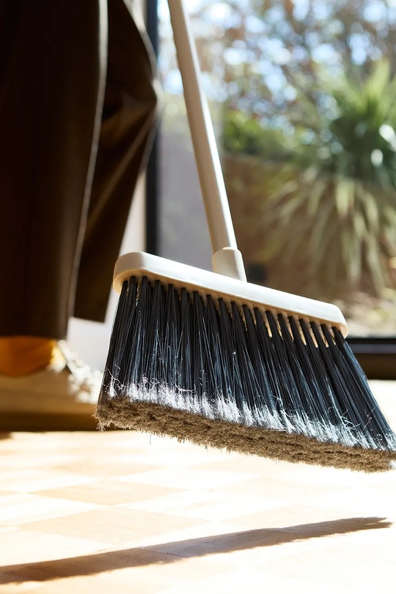 Nástenná nastaviteľná metla na zametanie Joseph Joseph Cleantech 94 x 26 cm 65008