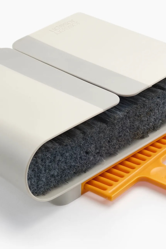 Nástenná nastaviteľná metla na zametanie Joseph Joseph Cleantech 94 x 26 cm 65008 béžová AA00