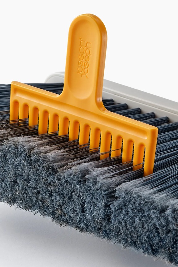 Nástenná nastaviteľná metla na zametanie Joseph Joseph Cleantech 94 x 26 cm 65008 béžová